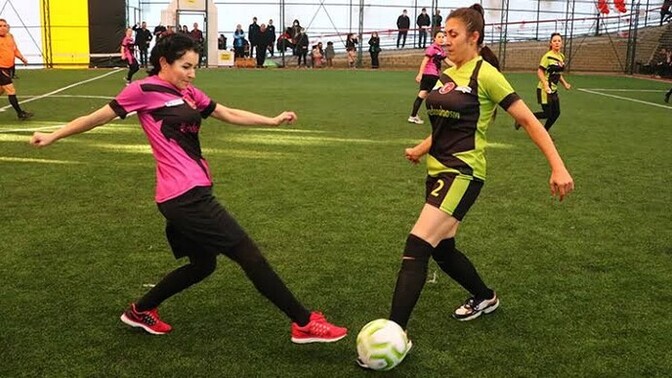 Hiç kız kıza halı saha futbol maçı yapanları gördünüz mü?