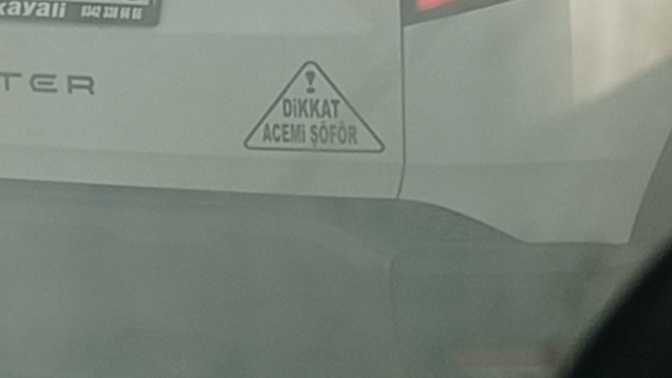 Arabanızı aldığınızda acemi şoför olsanız bu etiketten yapıştırır mısınız?