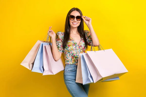 Kadınlar neden alışveriş yapmayı aşırı çok seviyor. Biz erkeklere yıllarca 2 pantolon, 2 kazak, 2 tişört yetiyor?