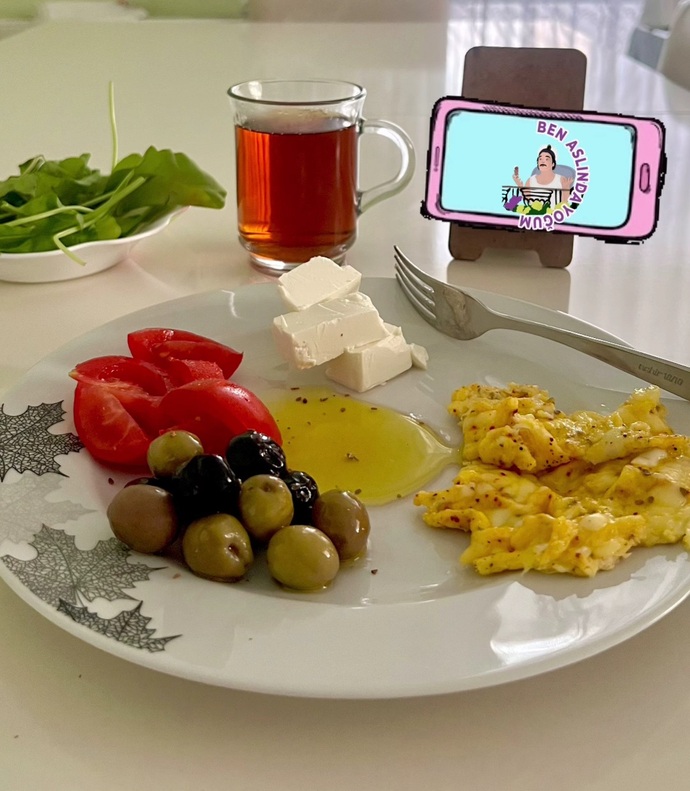 Yemek yerken bir şeyler izlemek sizin de rutininiz mi?