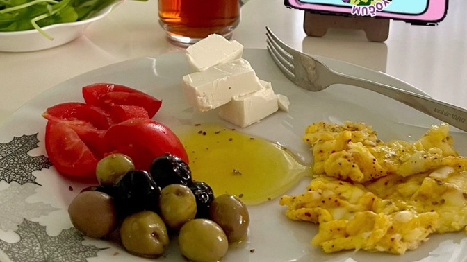 Yemek yerken bir şeyler izlemek sizin de rutininiz mi?