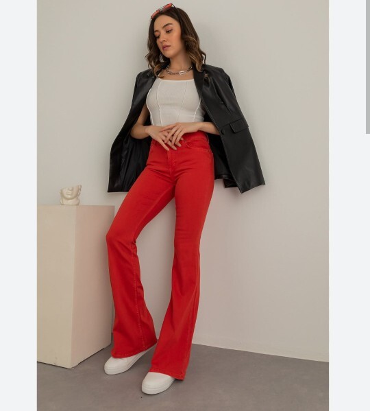Kırmızı renk 🌹Jean kot sana Ben burdayım der mi?
