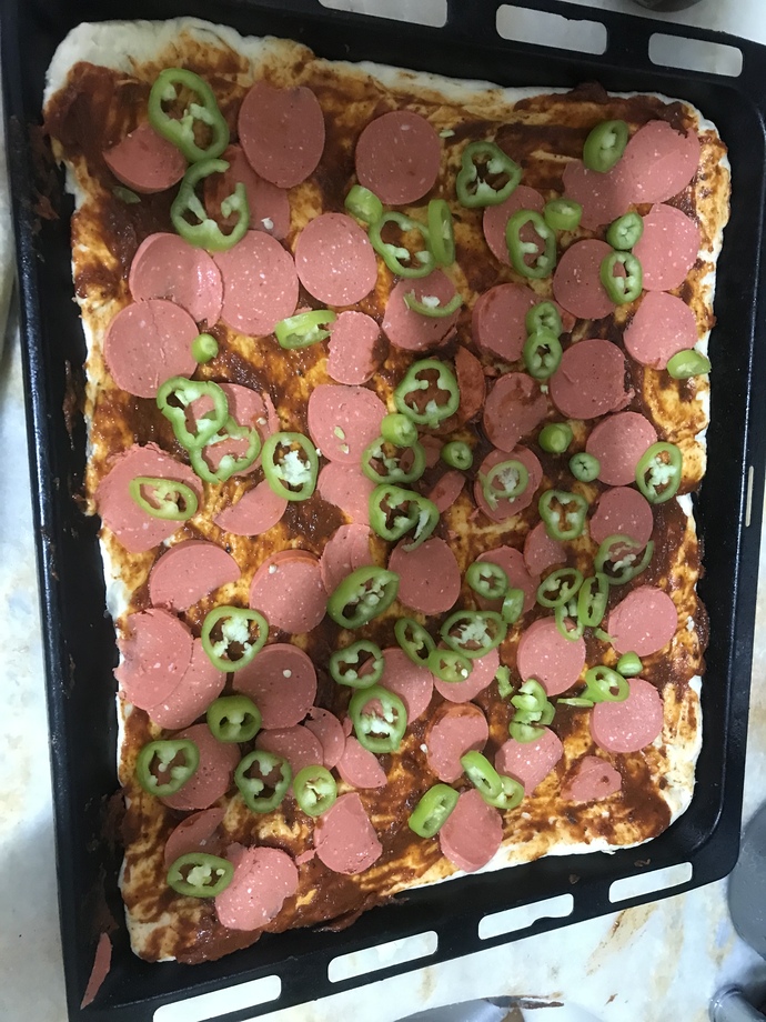 Evde yaptığım pizzam nasıl görünüyor, malzeme eksik ama idare eder mi?