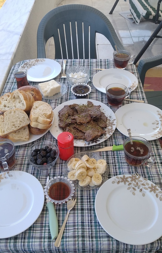 Pazar kahvaltısında et kızartması ve etli kavurma sevenler var mı, sizce kahvaltıda et iyi gider mi?