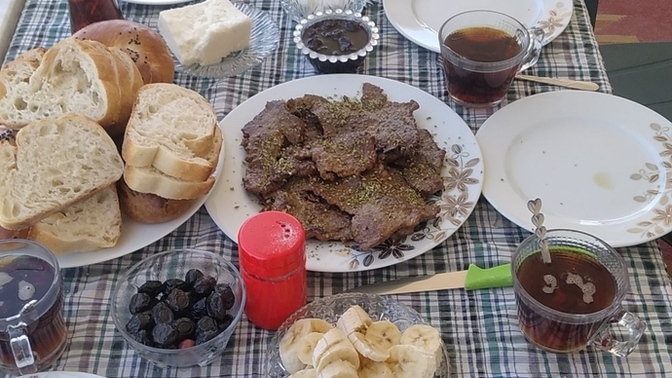 Pazar kahvaltısında et kızartması ve etli kavurma sevenler var mı, sizce kahvaltıda et iyi gider mi?