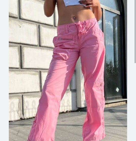 Pembe 🩷 Jean pantolon giysem çok mu çocuksu gözükürüm?