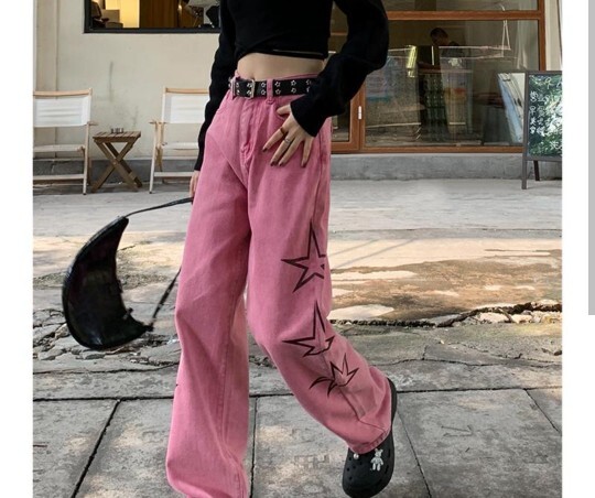 Pembe jean pantolon giyince çocuksu mu durur yoksa cool ve kadınsı mı olur?