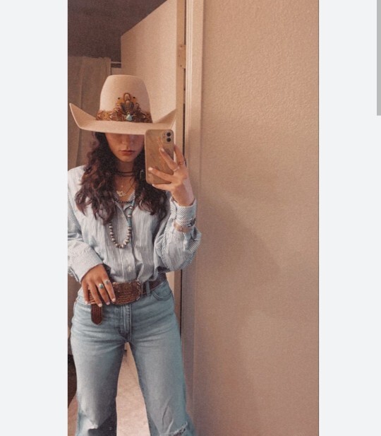 Ow ow çekilin yoldan vahşi batıdan geliyorlar! Kovboy 🤠 tarzı Jean pantolon giyebilir misin, yoksa fazla mı bohem gelir?