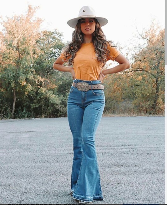 Ow ow çekilin yoldan vahşi batıdan geliyorlar! Kovboy 🤠 tarzı Jean pantolon giyebilir misin, yoksa fazla mı bohem gelir?