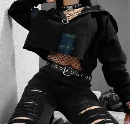 Gotic ve karanlık stil! Asi kızlar her zaman siyah jean mi giyer?