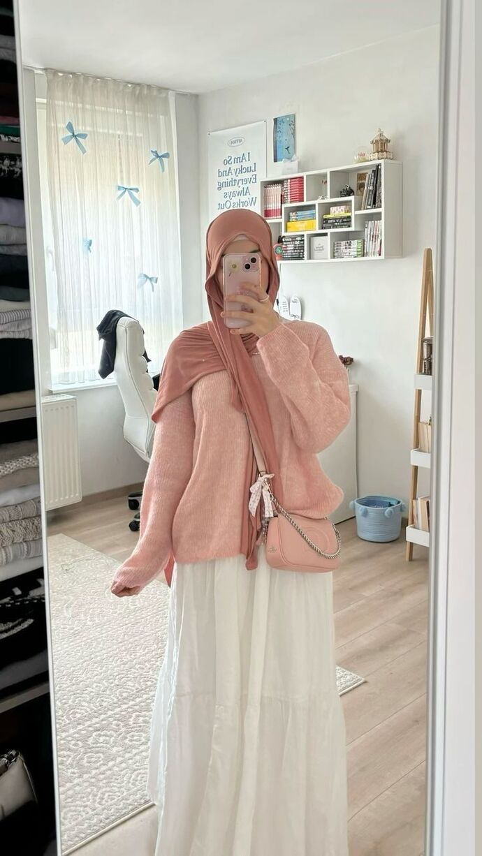 Tesettürlü birinin pembe veya soft renklerde giyinmesi tatlı mıdır yoksa itici midir?
