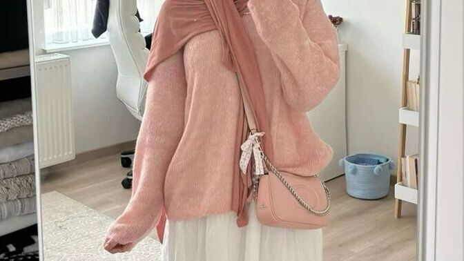 Tesettürlü birinin pembe veya soft renklerde giyinmesi tatlı mıdır yoksa itici midir?