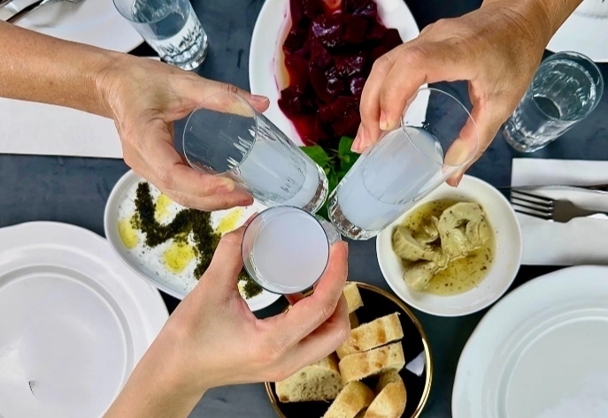 Rakı sofrasında en çok hangi konular konuşulur?
