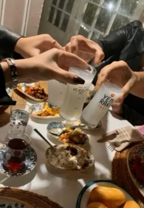 Rakı sofrasında en çok hangi konular konuşulur?