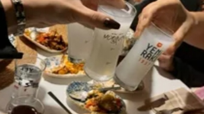 Rakı sofrasında en çok hangi konular konuşulur?