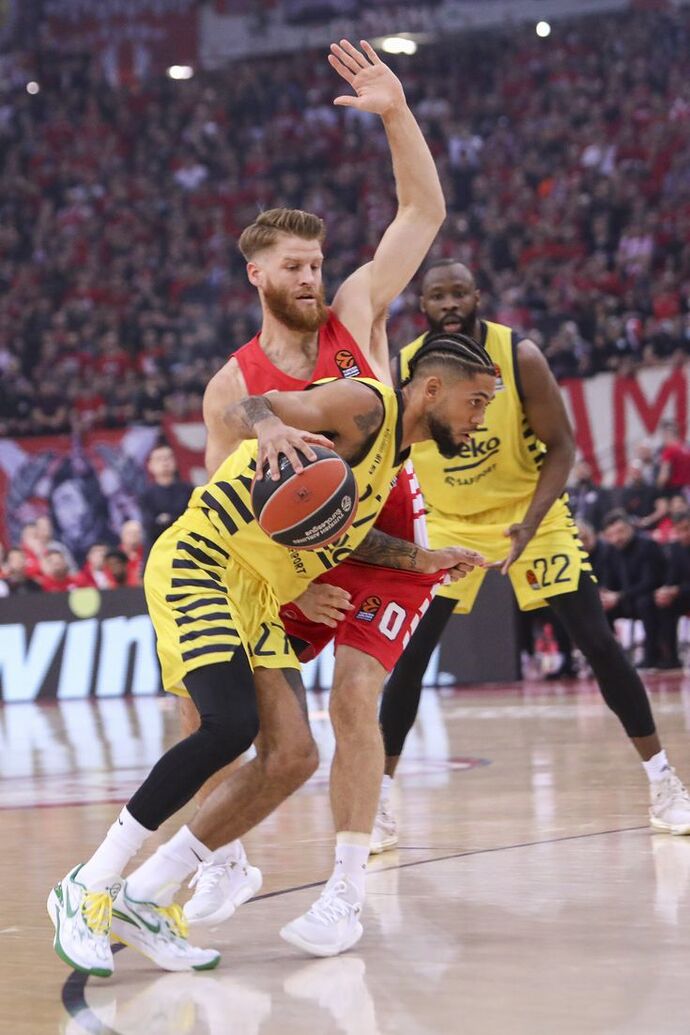 Basketbol sporu sence kadınlara mı erkeklere mi daha fazla yakışıyor?