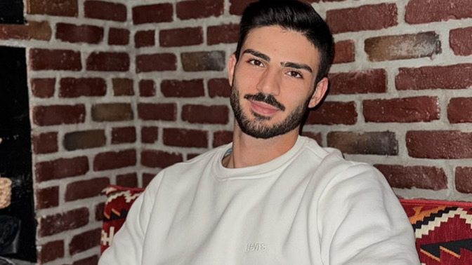 Bu mısırcı çocugun nesi yakışıklı?