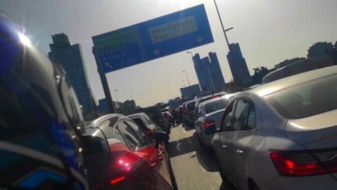 Ne olacak bu İstanbul trafiğinin hâli , geç kalmamak için kendinizi nasıl garantiye alırsınız?