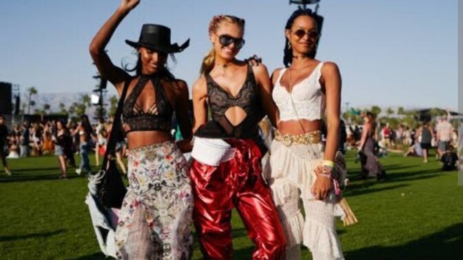 Coachella'da bile giymek isteyeceğiniz o desenli pantolon rengi hangisi olurdu?