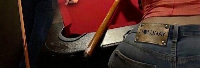 En utangaç kızları bile özgüvenli gösterecek o Jean pantolon markası ne olabilir?