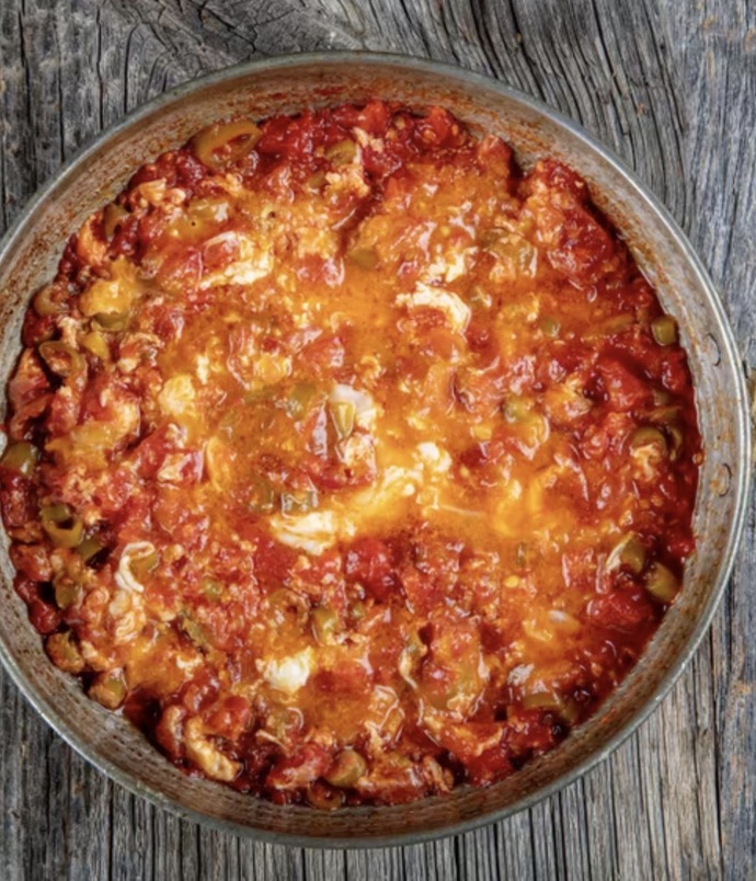 Yıllardır uzlaşılmayan tek soru, menemen biberli mi olur bibersiz mi? Siz nasıl seviyorsunuz?