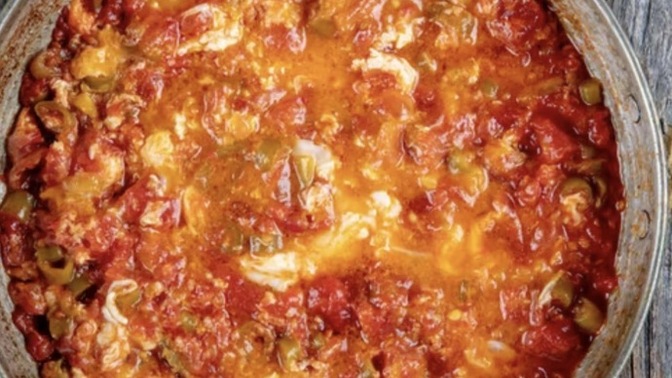 Yıllardır uzlaşılmayan tek soru, menemen biberli mi olur bibersiz mi? Siz nasıl seviyorsunuz?