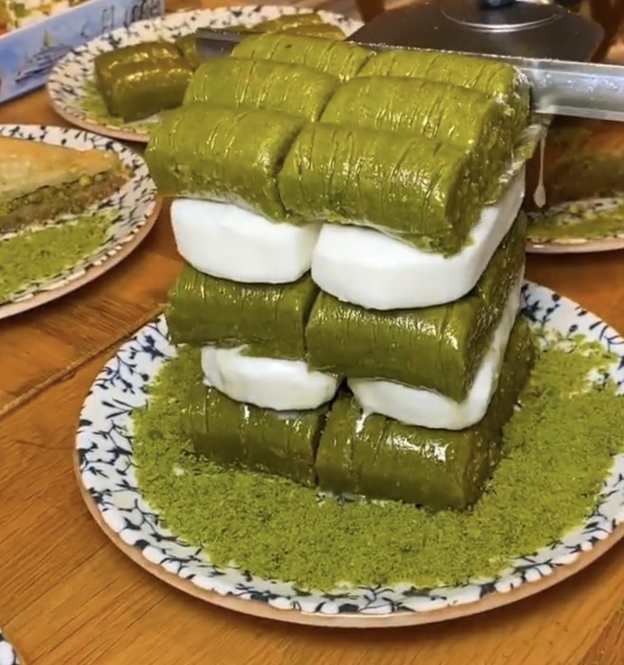 Tabaktaki tatlı ve dondurmayı bitirebilir misin?