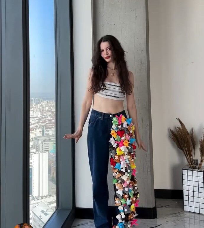 Bir tarafı kot bir tarafı peluş oyuncaklı jean pantolon giyebilir misin yoksa sana fazla mı iddialı gelir?