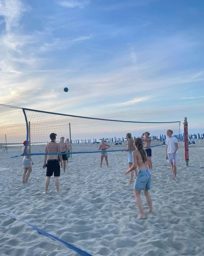 Plaj voleybolu oynamayı sever misin?