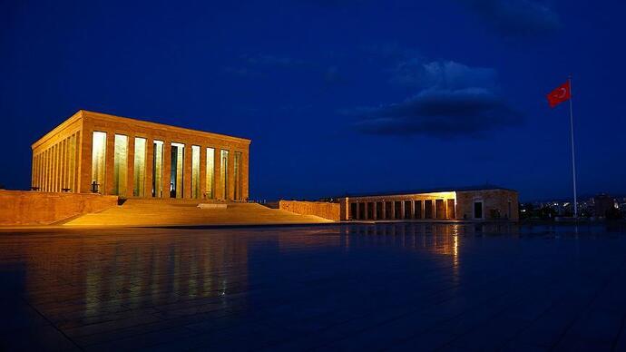 Anıtkabir geliyor aklıma Benim. Bu maddelerden hiçbirisi değil