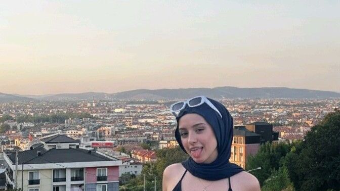 Türbanlı biri tatilde denizde, plajda ne kadar açık olabilir?
