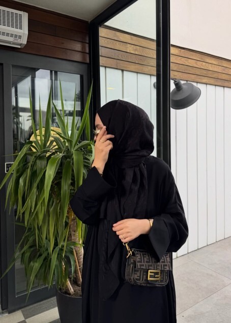 Her gün siyah ferace siyah şal giyen kapalı bir kızı beğenseniz yanına gidip konuşur musunuz?