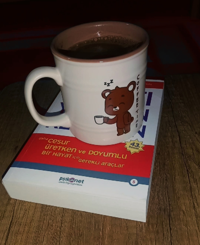 Kitap okuyorum canlar, siz şu an neler yapıyorsunuz?