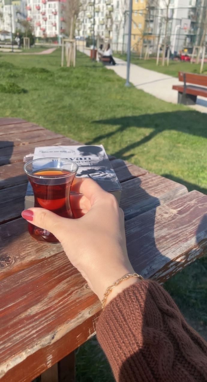 Sağır bir duvara kelimelerimizi emanet etmek, kendimize gösterdiğimiz inceliği ziyan etmek midir?