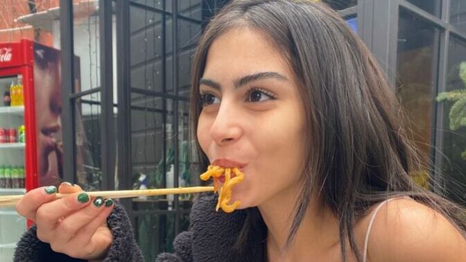 Yemek yerken fotoğraf çekmek neden bu kadar moda oldu, sizce normal mi?