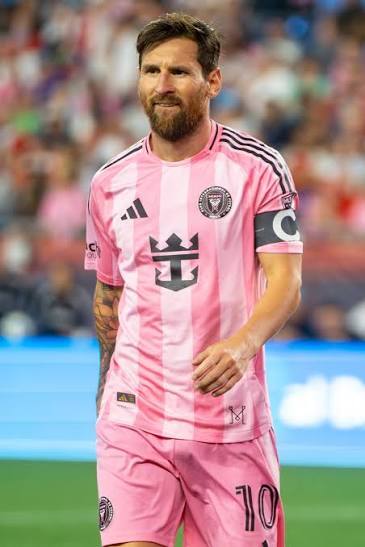 Evet herkes tarafını seçsin bakalım. Dünya futbolunun en iyisi sizce kim Cristiano Ronaldo mu Lionel Messi mi?