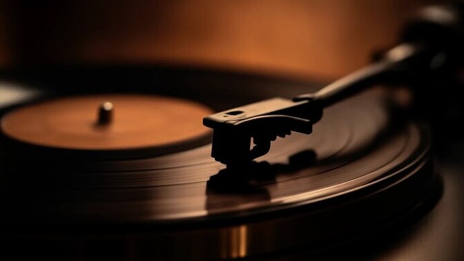 Plak çalardan müzik dinlemek nasıl bir his olurdu, denemek ister miydin?