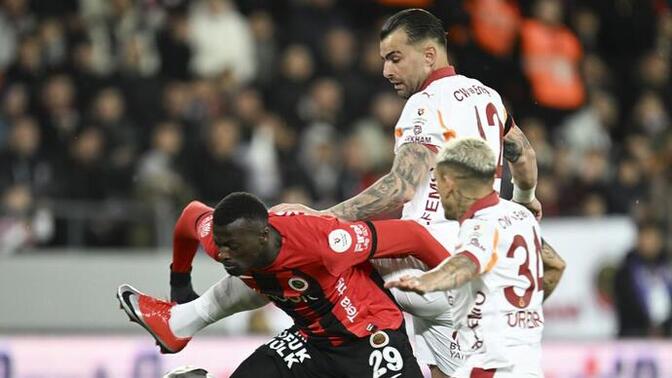 Gençlerbirliği 1 - Galatasaray 2... Sarı kırmızılılar şampiyonluk yarışında kritik bir virajı kayıpsız geçti! Maçı nasıl buldunuz?