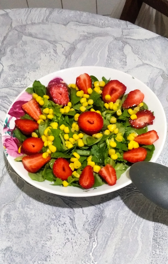 Çilekli semiz otu salatası yaptım semiz otu salatası severmisiniz?