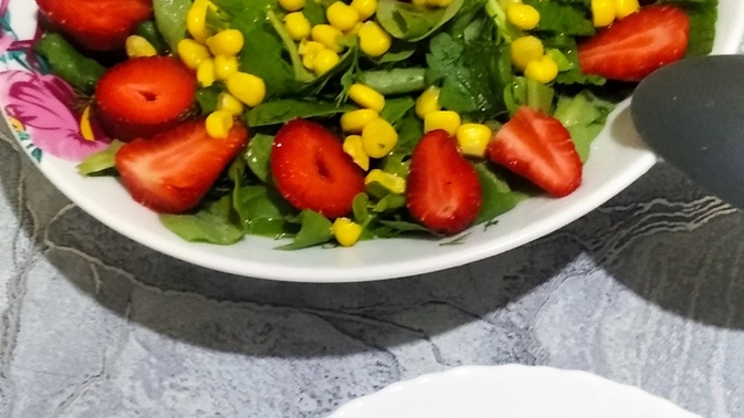 Çilekli semiz otu salatası yaptım semiz otu salatası severmisiniz?