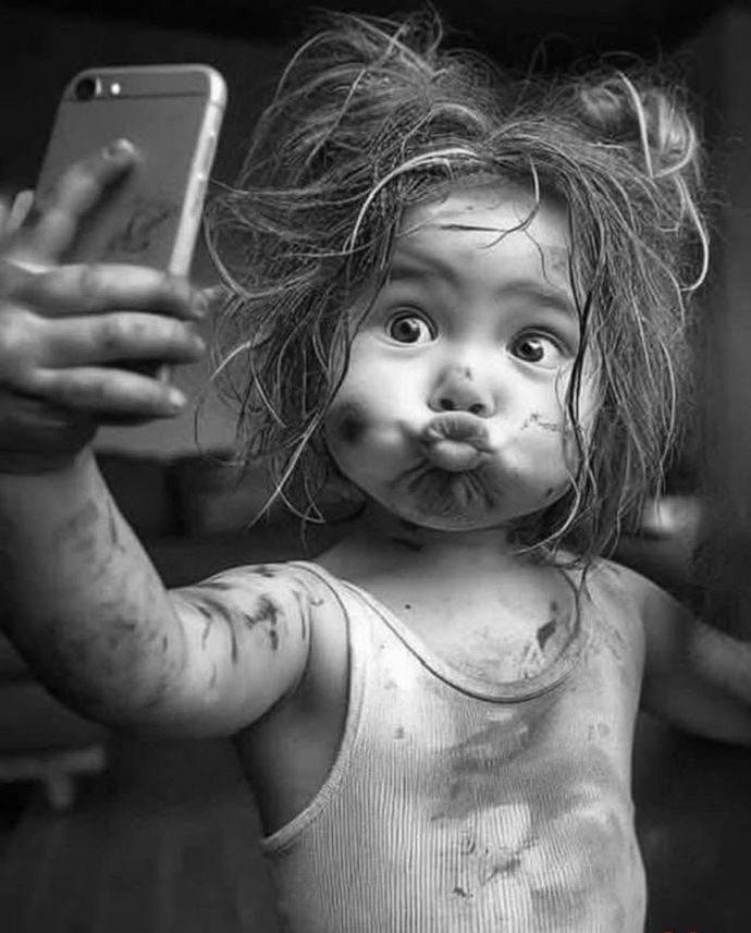Selfie çekerken dudağını büzmek sizce havalı mı yoksa aşırı mı kaçıyor?