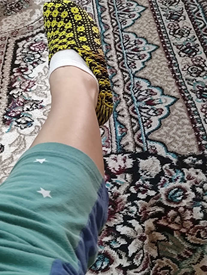 Böğün date çıkacam şöyle kombin yaptım üste ne giysem güzel olur? çoraplarımnan göz kamaşdırmak istiyorum daaa?