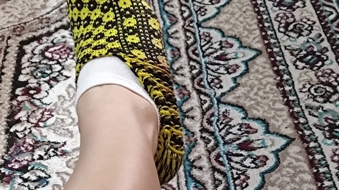 Böğün date çıkacam şöyle kombin yaptım üste ne giysem güzel olur? çoraplarımnan göz kamaşdırmak istiyorum daaa?