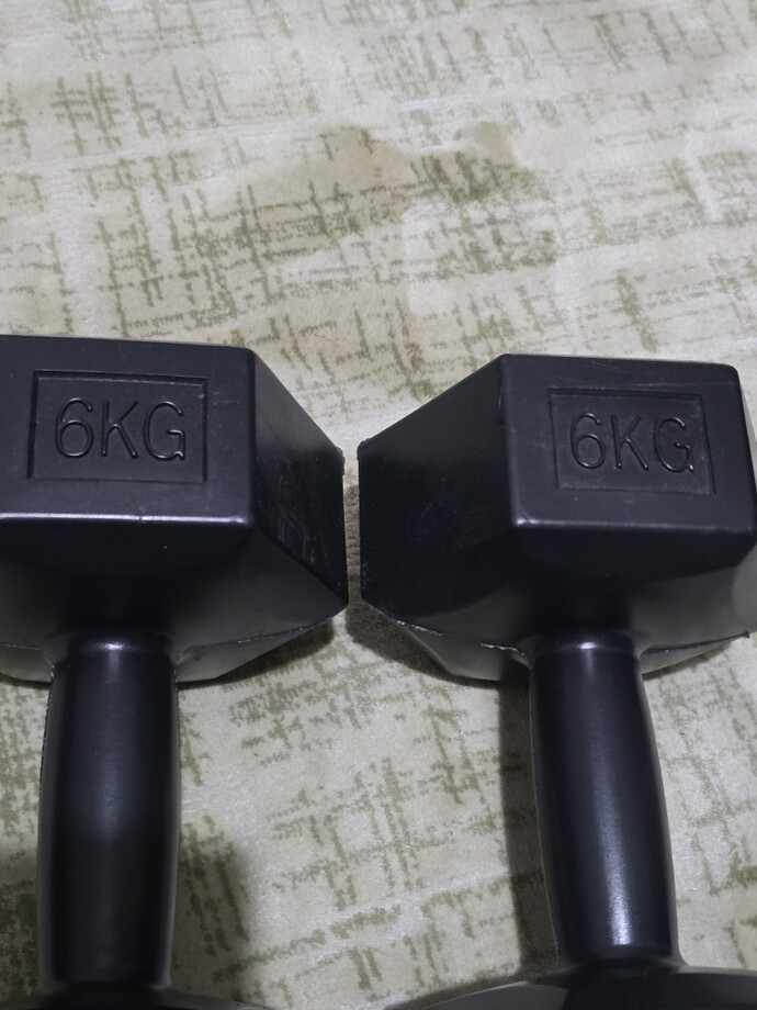 Dumble kaldırma başlangıcında kollarda kas oluşturmak için 1-2.5 kg dumbleları es geçip doğrudan 5 - 10 kiloluklarla mı çalışmalı?