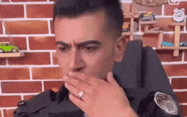 Eşiyle ilgili önemli bir konuyu arkadaşıma söylemeli miyim, ne yapmalıyım?