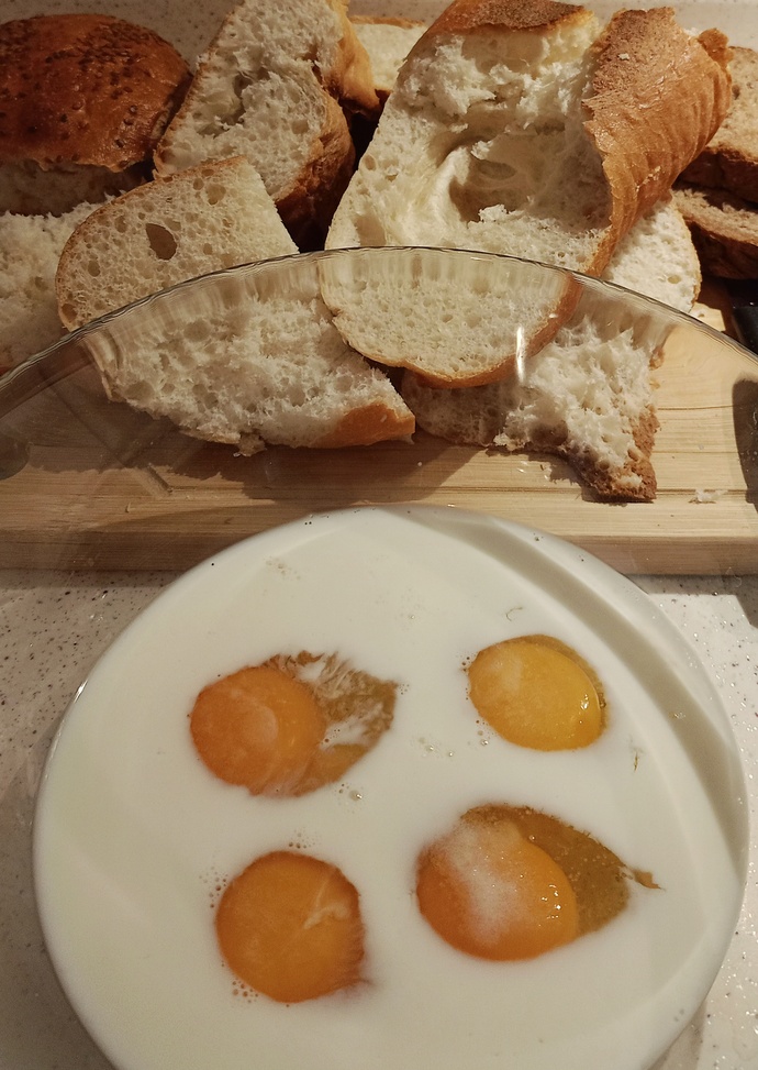 Bayatlatan ekmekleri değerlendirmenin en güzel yolu nedir, bugün de kahvaltıya bayatlayan ekmeklerden yumurtalı ekmek var?