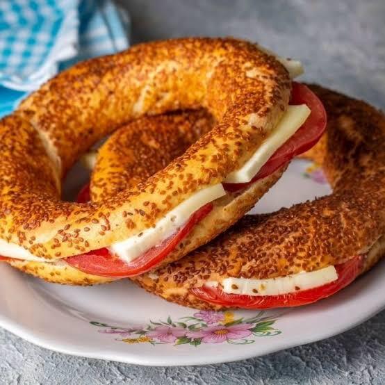 Günaydın. Sabah kahvaltısında karışık tost mu yoksa çıtır simit mi daha iyi gider?
