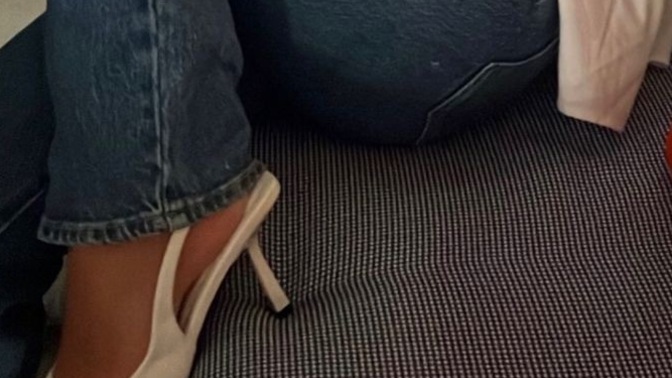 Bugün kot pantolonun altına stiletto giysem abartı mı olur?