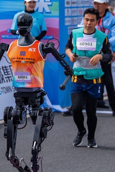 Maraton koşusunda insansı yarı robotla reakabet etmeyi göze alabilir misin?