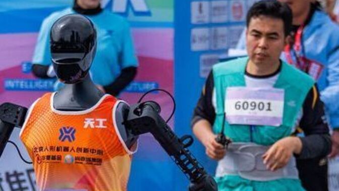 Maraton koşusunda insansı yarı robotla reakabet etmeyi göze alabilir misin?